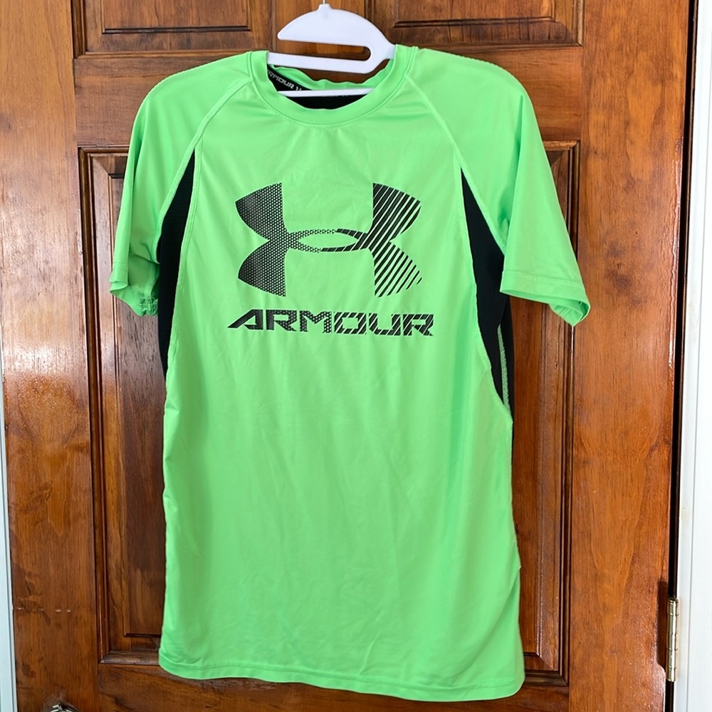 Boys XL green Under Armour Tshirt